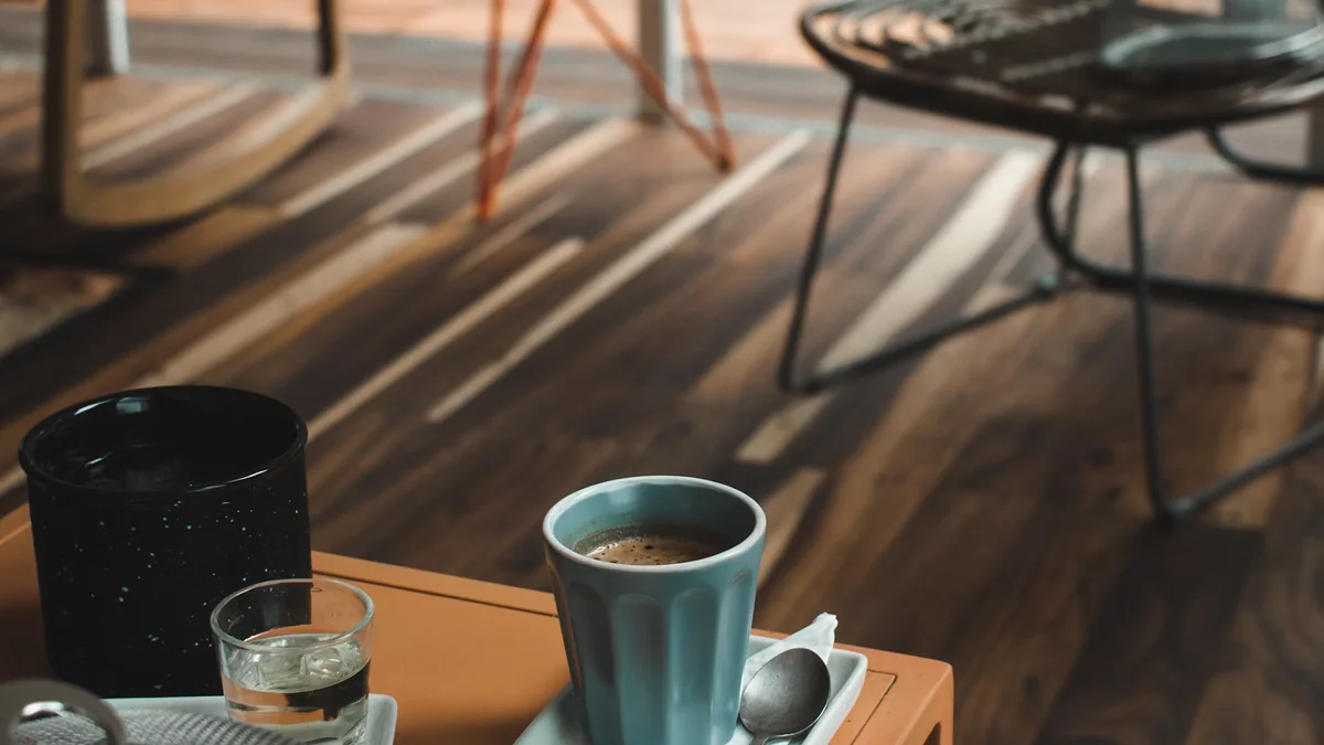 Secangkir kopi biru di atas meja kafe