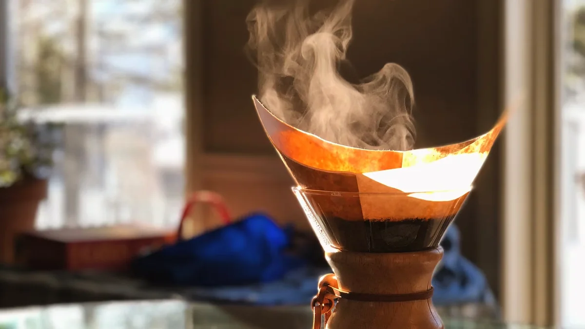 Peralatan seduh pour-over di atas meja kaca