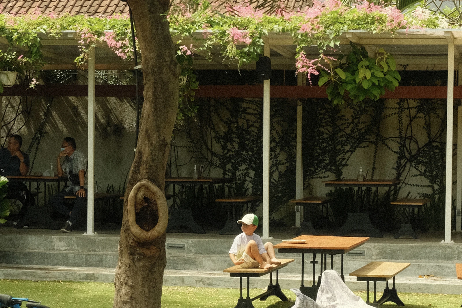 Suasana bersantap di restoran Bali
